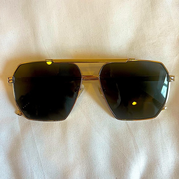 Retro Inspired Oversized Square Aviator Sunglasses - Picture 3 of 4